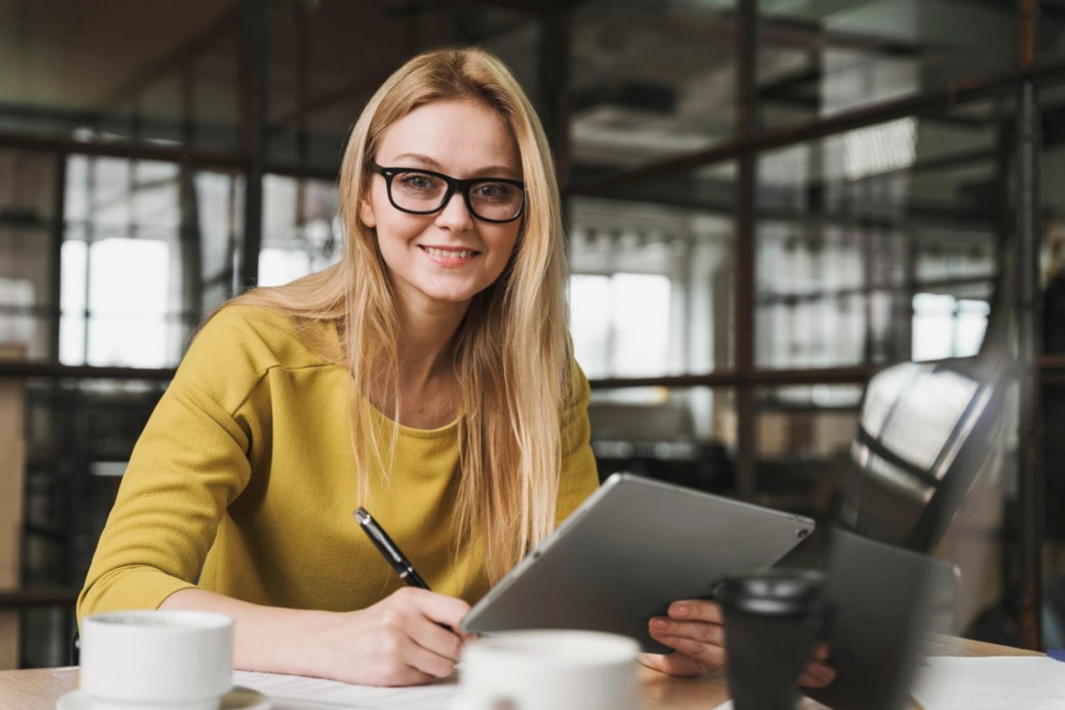 Personne analysant ses finances personnelles